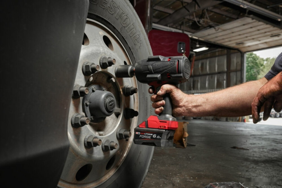 Гайковерт Milwaukee M18 FUEL M18FHIW2F12-502X 4933492783 (с 2-мя АКБ, кейс)