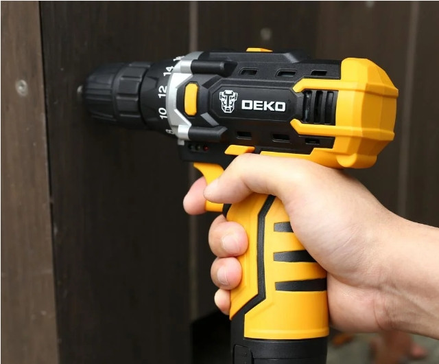 Дрель-шуруповерт Deko DKCD12FU-Li Premium SET131 063-4136 (с 2-мя АКБ, кейс, оснастка) Дрель-шуруповерт Deko DKCD12FU-Li Premium SET131 063-4136 (с 2-мя АКБ, кейс, оснастка)