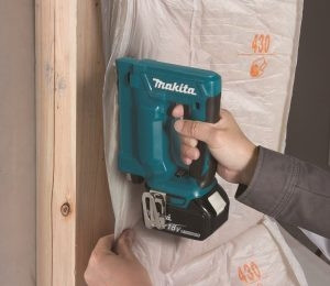 Аккумуляторный степлер Makita DST112Z