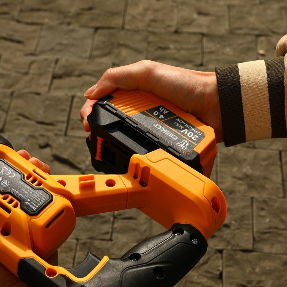 Сабельная пила Deko DKRS20 063-4359 (с 2-мя АКБ) Сабельная пила Deko DKRS20 063-4359 (с 2-мя АКБ)