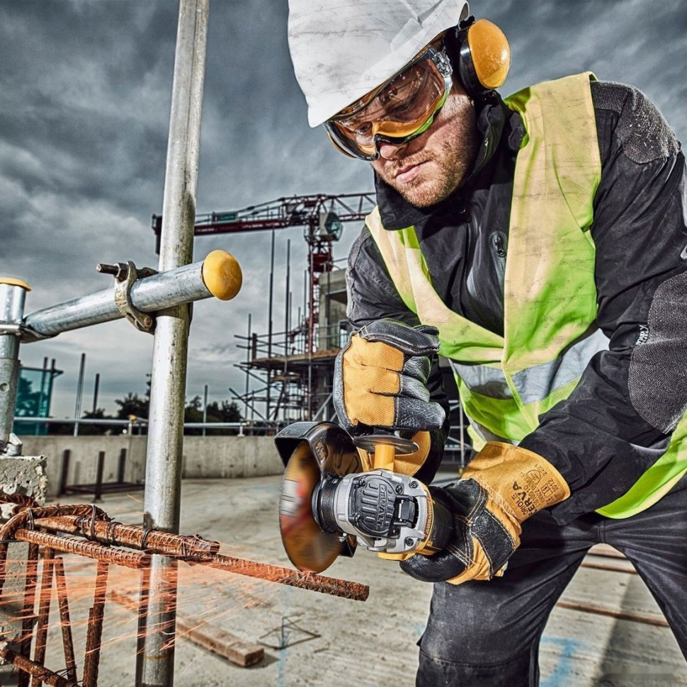 Угловая шлифмашина DeWALT DCG405P2 (с 2-мя АКБ, кейс) Угловая шлифмашина DeWALT DCG405P2 (с 2-мя АКБ, кейс)