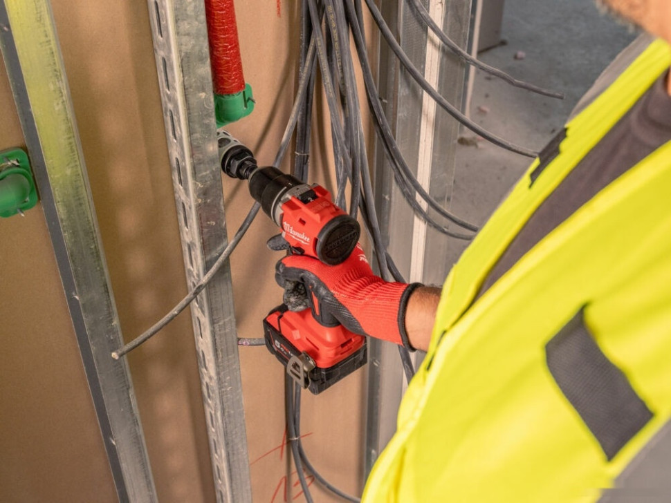 Дрель-шуруповерт Milwaukee M18 M18BLDDRC-402C 4933492834 (с 2-мя АКБ 4 Ач, кейс) Дрель-шуруповерт Milwaukee M18 M18BLDDRC-402C 4933492834 (с 2-мя АКБ 4 Ач, кейс)