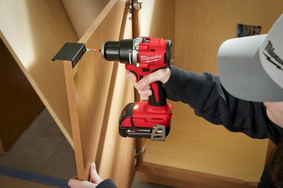 Дрель-шуруповерт Milwaukee M18 M18BLDDRC-402C 4933492834 (с 2-мя АКБ 4 Ач, кейс) Дрель-шуруповерт Milwaukee M18 M18BLDDRC-402C 4933492834 (с 2-мя АКБ 4 Ач, кейс)