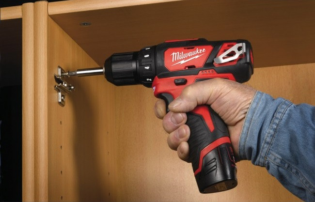 Дрель-шуруповерт Milwaukee M12 BDD-202C