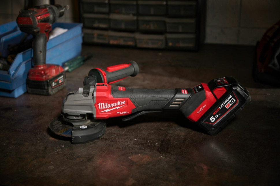 Угловая шлифмашина Milwaukee M18 Fuel One-Key M18FSAGSVO125X-502X 4933493553 (с 2-мя АКБ 5 Ач, кейс)