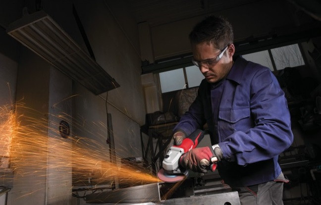 Угловая шлифмашина Milwaukee AGV 15-125 XE Угловая шлифмашина Milwaukee AGV 15-125 XE