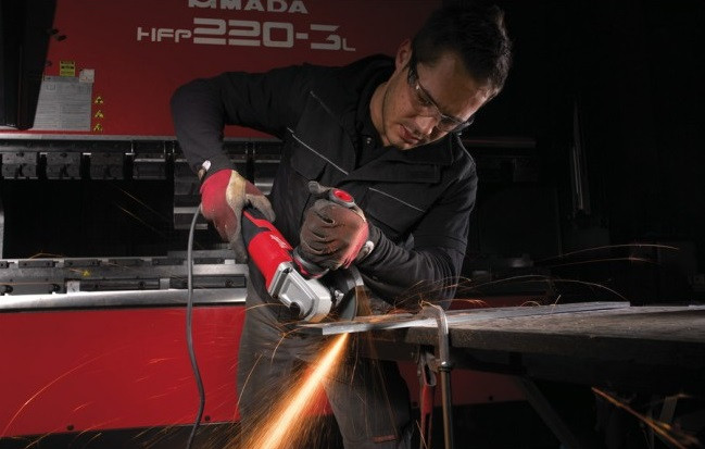 Угловая шлифмашина Milwaukee AGV 15-125 XE Угловая шлифмашина Milwaukee AGV 15-125 XE