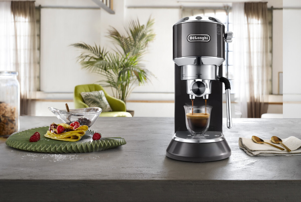 Рожковая помповая кофеварка Delonghi Dedica Arte EC885.GY Рожковая помповая кофеварка Delonghi Dedica Arte EC885.GY