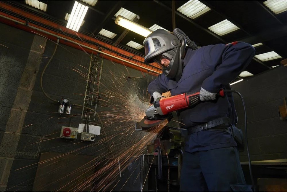 Угловая шлифмашина Milwaukee AGVKB-24-230 EKX 4933471464 Угловая шлифмашина Milwaukee AGVKB-24-230 EKX 4933471464