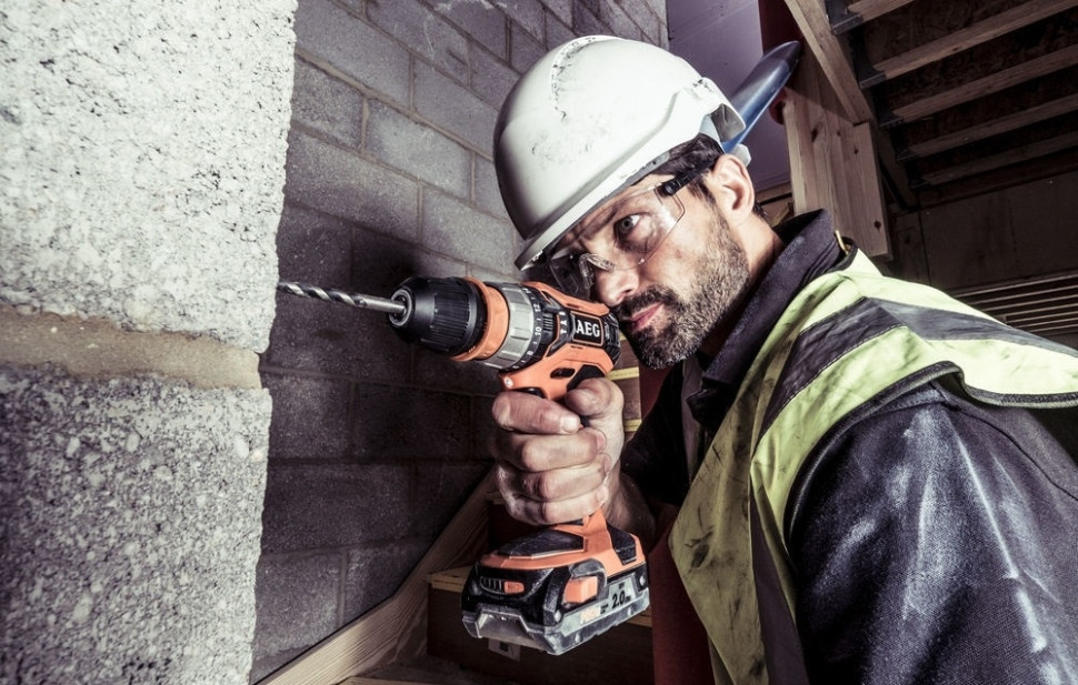 Дрель-шуруповерт AEG BSB 18 C2X LI-202C