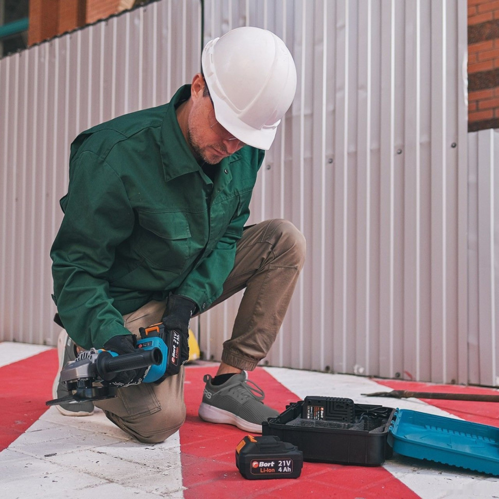 Угловая шлифмашина BORT BWS-21LI (с 2-мя АКБ, кейс) Угловая шлифмашина BORT BWS-21LI (с 2-мя АКБ, кейс)