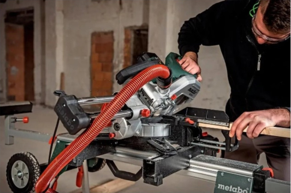 Торцовочная пила Metabo KGS 216 M 613216000 Торцовочная пила Metabo KGS 216 M 613216000