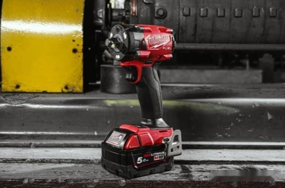 Гайковерт Milwaukee M18 FIW2F12-502X 4933478444 (с 2-мя АКБ, кейс)