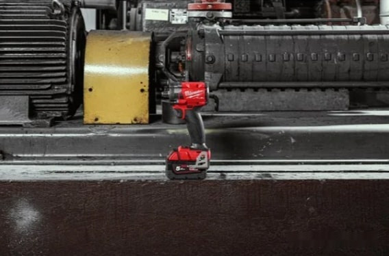 Гайковерт Milwaukee M18 FIW2F12-502X 4933478444 (с 2-мя АКБ, кейс)