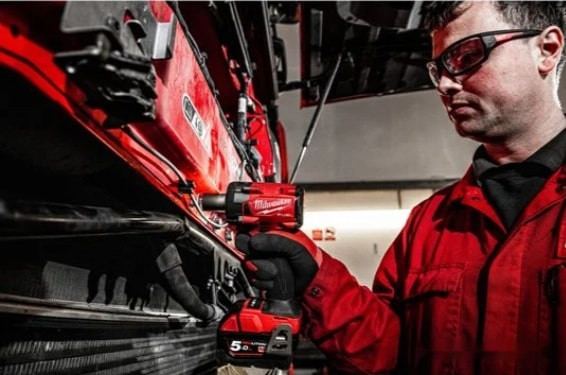 Гайковерт Milwaukee M18 FIW2F12-502X 4933478444 (с 2-мя АКБ, кейс)