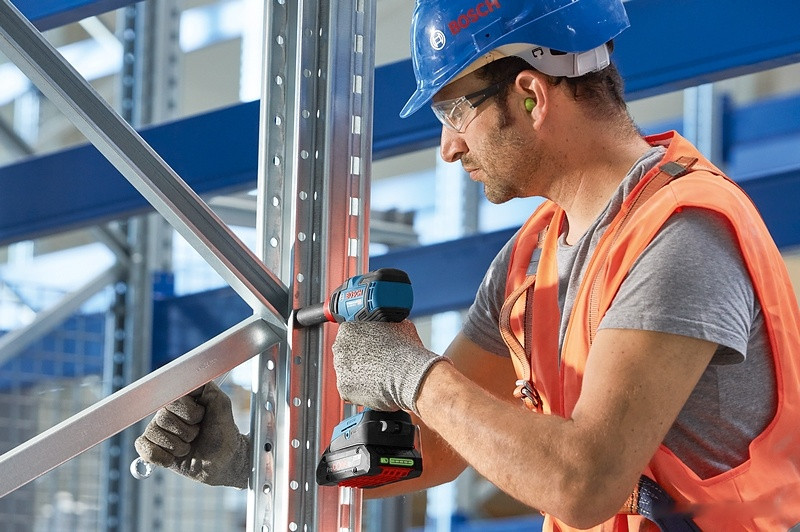 Ударный гайковерт Bosch GDX 18V-200 C Professional 0615990L00 (с 2-мя АКБ, кейс) Ударный гайковерт Bosch GDX 18V-200 C Professional 0615990L00 (с 2-мя АКБ, кейс)