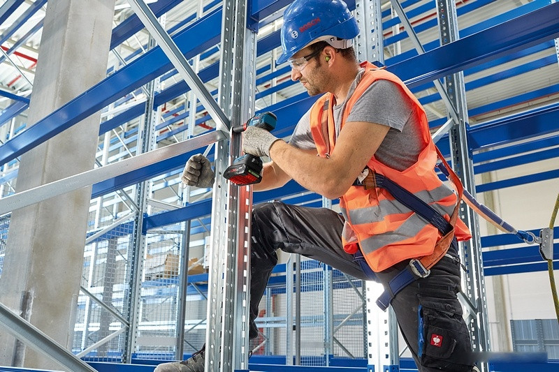 Ударный гайковерт Bosch GDX 18V-200 C Professional 0615990L00 (с 2-мя АКБ, кейс) Ударный гайковерт Bosch GDX 18V-200 C Professional 0615990L00 (с 2-мя АКБ, кейс)