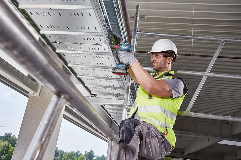 Ударный гайковерт Bosch GDX 18V-200 C Professional 0615990L00 (с 2-мя АКБ, кейс) Ударный гайковерт Bosch GDX 18V-200 C Professional 0615990L00 (с 2-мя АКБ, кейс)