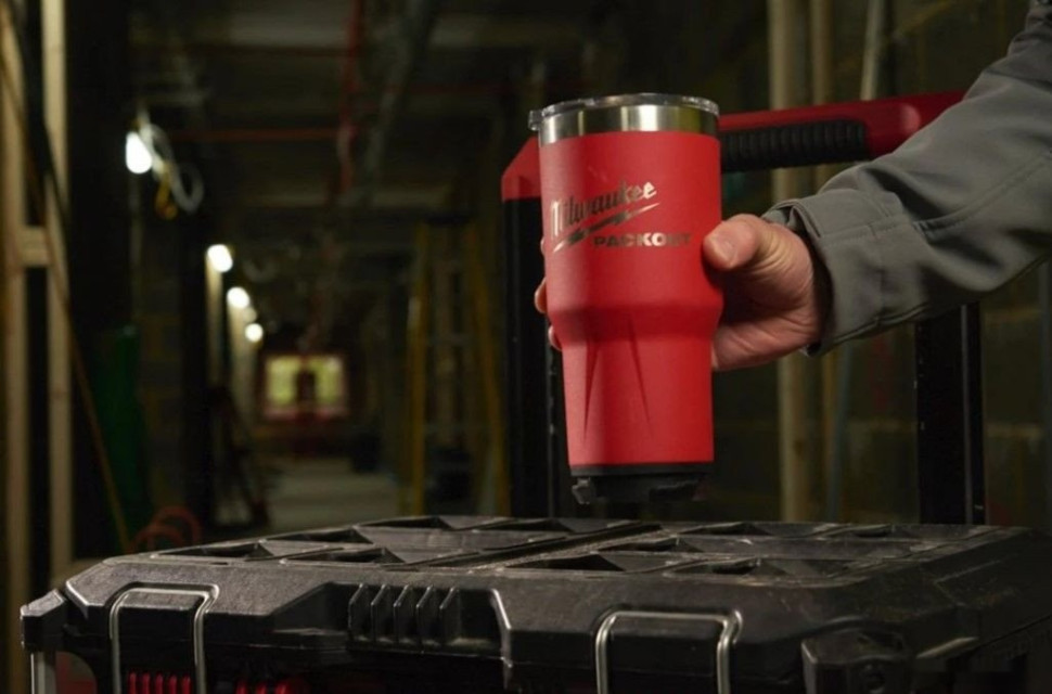 Термокружка Milwaukee Packout 0.887л (красный) Термокружка Milwaukee Packout 0.887л (красный)