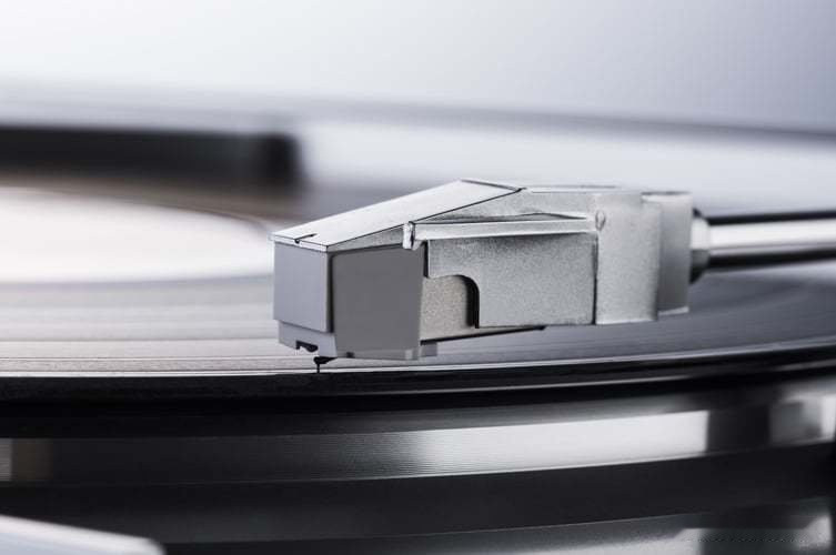 Виниловый проигрыватель DENON DP-29F (серебристый) Виниловый проигрыватель DENON DP-29F (серебристый)