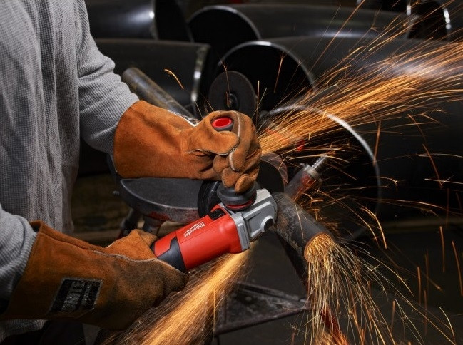 Угловая шлифмашина Milwaukee AGV 15-150 XC