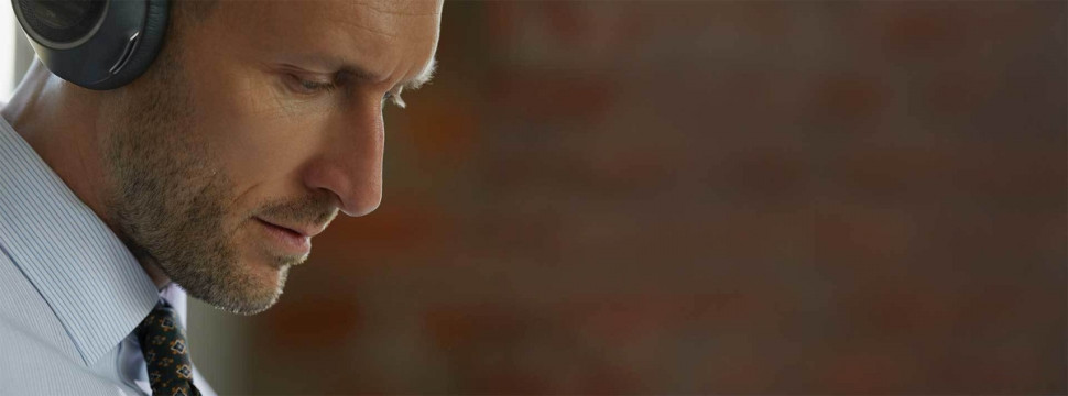 Наушники Plantronics Voyager 8200 UC (черный) Наушники Plantronics Voyager 8200 UC (черный)