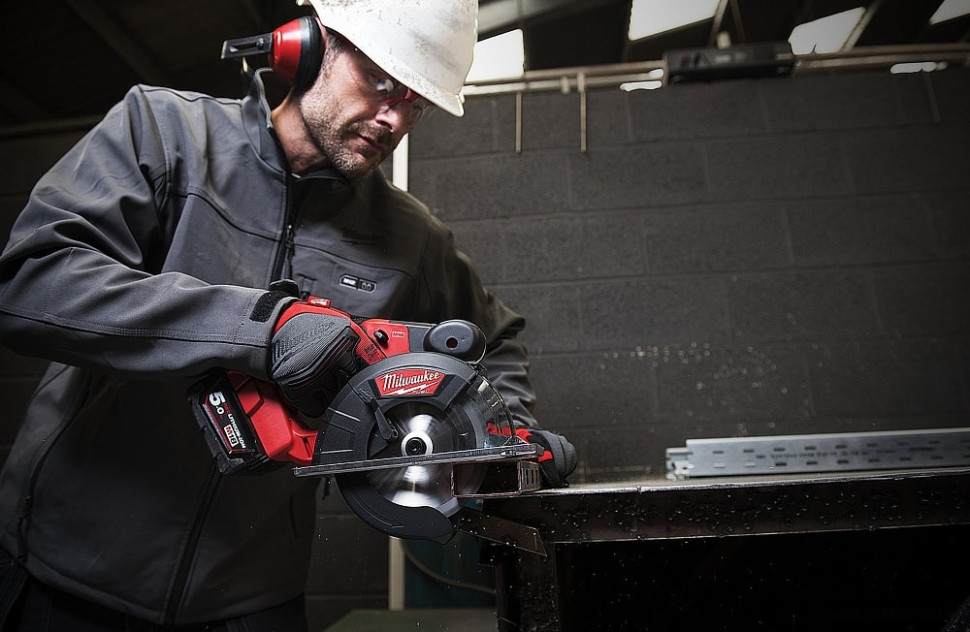 Дисковая (циркулярная) пила Milwaukee Fuel M18 FMCS-0X (без АКБ) Дисковая (циркулярная) пила Milwaukee Fuel M18 FMCS-0X (без АКБ)