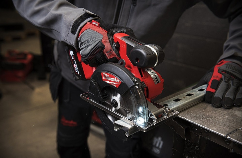 Дисковая (циркулярная) пила Milwaukee Fuel M18 FMCS-0X (без АКБ) Дисковая (циркулярная) пила Milwaukee Fuel M18 FMCS-0X (без АКБ)