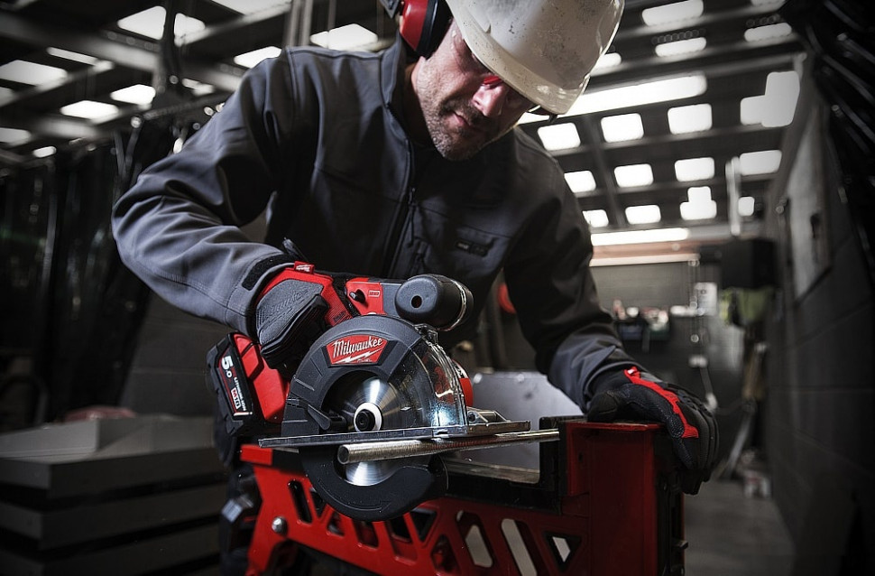 Дисковая (циркулярная) пила Milwaukee Fuel M18 FMCS-0X (без АКБ) Дисковая (циркулярная) пила Milwaukee Fuel M18 FMCS-0X (без АКБ)