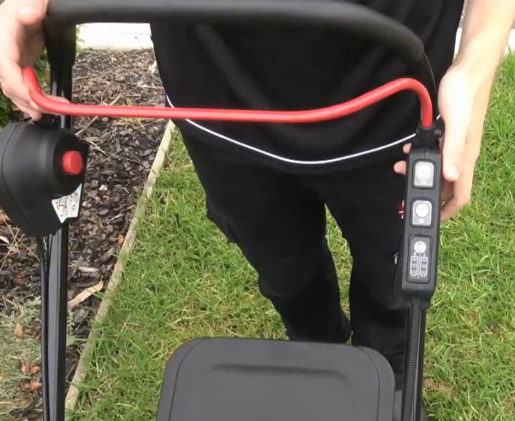 Аккумуляторная газонокосилка Makita DLM460Z Аккумуляторная газонокосилка Makita DLM460Z