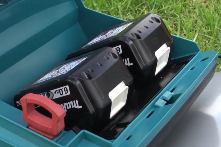 Аккумуляторная газонокосилка Makita DLM460Z Аккумуляторная газонокосилка Makita DLM460Z