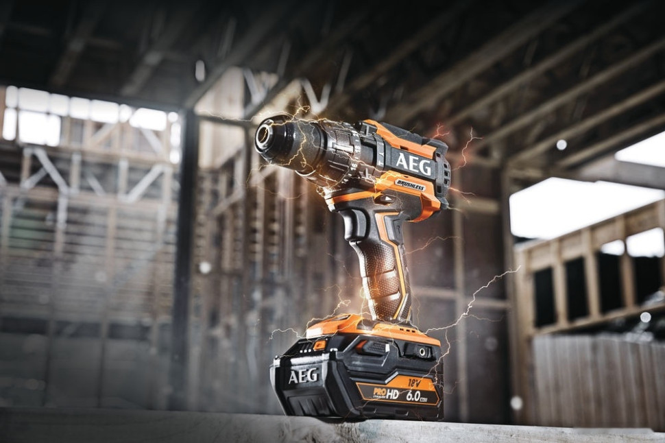 Ударная дрель-шуруповерт AEG Powertools BSB 18BL LI-602C 4935464100 (с 2-мя АКБ 6 Ач, кейс) Ударная дрель-шуруповерт AEG Powertools BSB 18BL LI-602C 4935464100 (с 2-мя АКБ 6 Ач, кейс)