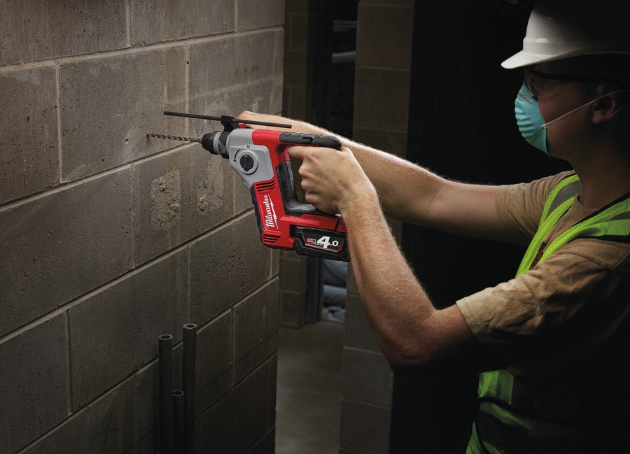 Перфоратор Milwaukee M18 BH-402C 4933443330 (с 2-мя АКБ, кейс) Перфоратор Milwaukee M18 BH-402C 4933443330 (с 2-мя АКБ, кейс)