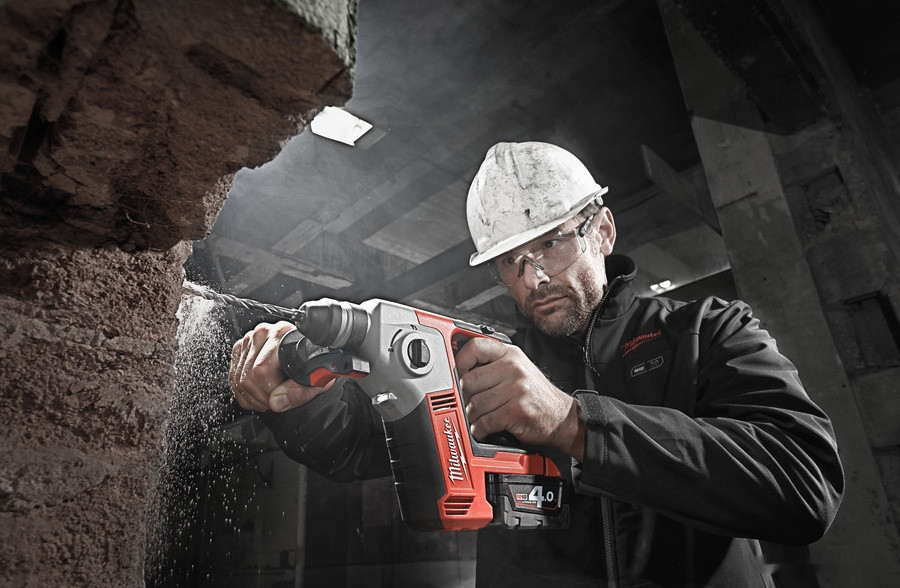 Перфоратор Milwaukee M18 BH-402C 4933443330 (с 2-мя АКБ, кейс) Перфоратор Milwaukee M18 BH-402C 4933443330 (с 2-мя АКБ, кейс)