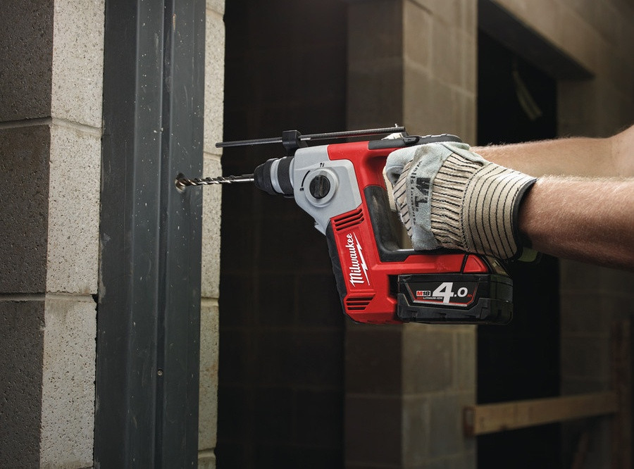 Перфоратор Milwaukee M18 BH-402C 4933443330 (с 2-мя АКБ, кейс) Перфоратор Milwaukee M18 BH-402C 4933443330 (с 2-мя АКБ, кейс)