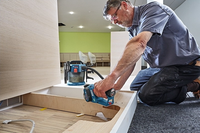 Электрорубанок Bosch GHO 12V-20 Professional 06015A7001 (с 2мя АКБ) Электрорубанок Bosch GHO 12V-20 Professional 06015A7001 (с 2мя АКБ)