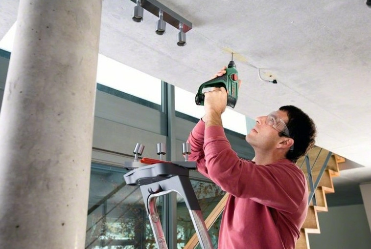 Перфоратор Bosch Uneo 0603984027 (с 1-м АКБ 12 V) Перфоратор Bosch Uneo 0603984027 (с 1-м АКБ 12 V)