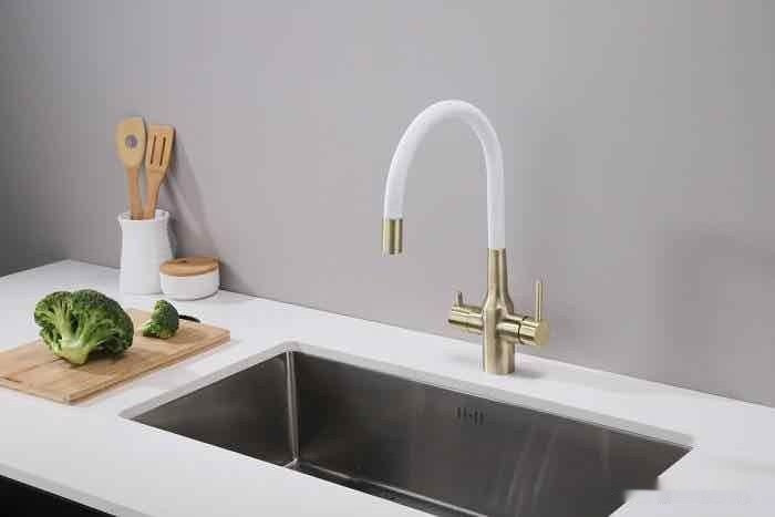 Смеситель Paulmark Salix Sa213419-BRw (бронза/белый) Смеситель Paulmark Salix Sa213419-BRw (бронза/белый)