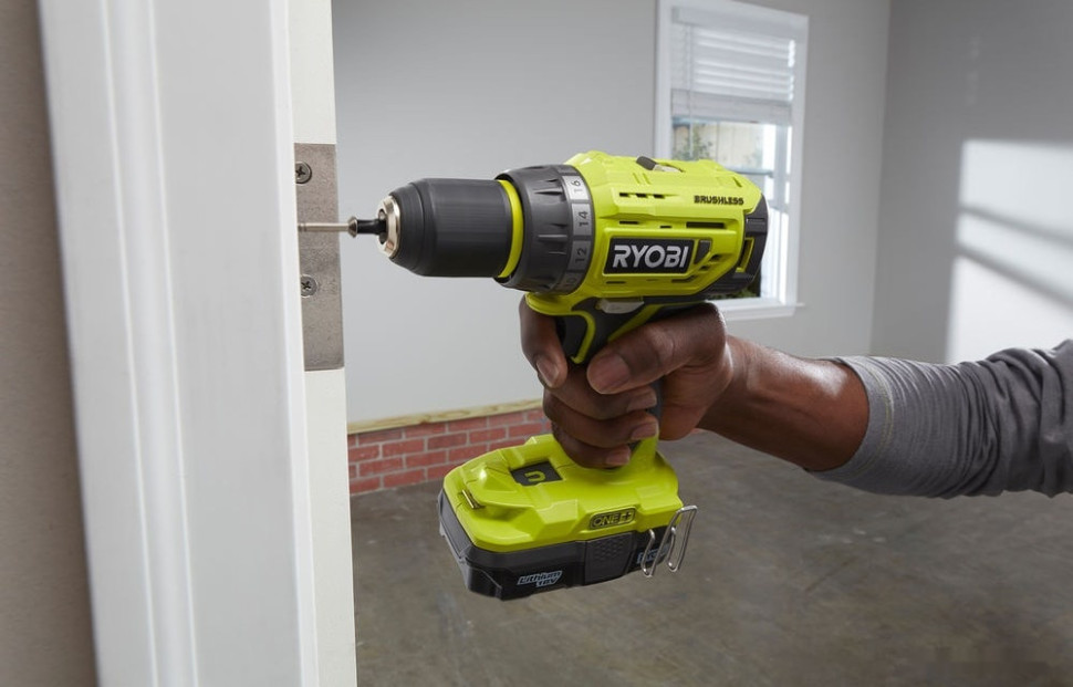 Дрель-шуруповерт Ryobi R18DD7-220S 5133004533 (с 2-мя АКБ, сумка) Дрель-шуруповерт Ryobi R18DD7-220S 5133004533 (с 2-мя АКБ, сумка)