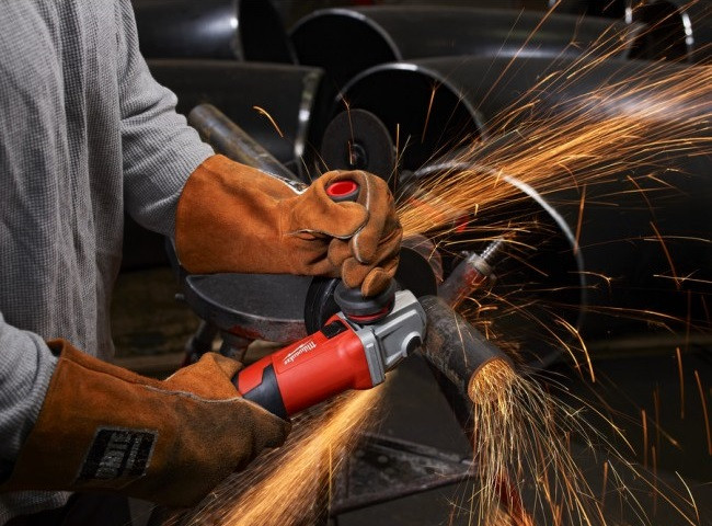 Угловая шлифмашина Milwaukee AGV 15-125 XC