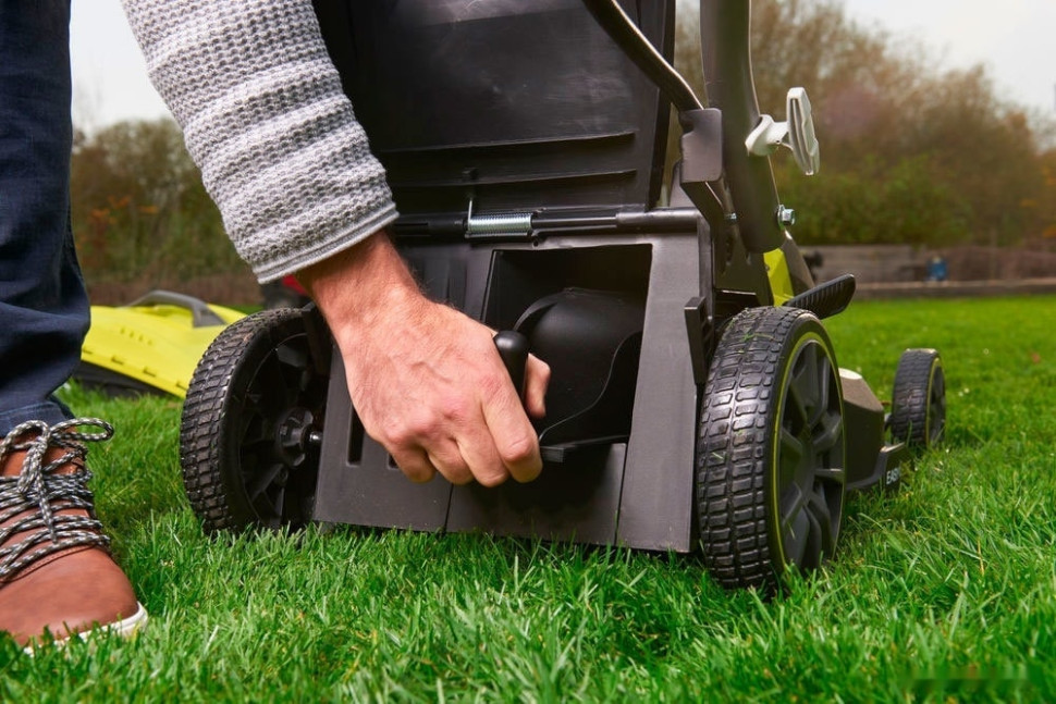 Колёсная газонокосилка Ryobi RY18LMX37A-150 (с АКБ 5 Ah) Колёсная газонокосилка Ryobi RY18LMX37A-150 (с АКБ 5 Ah)