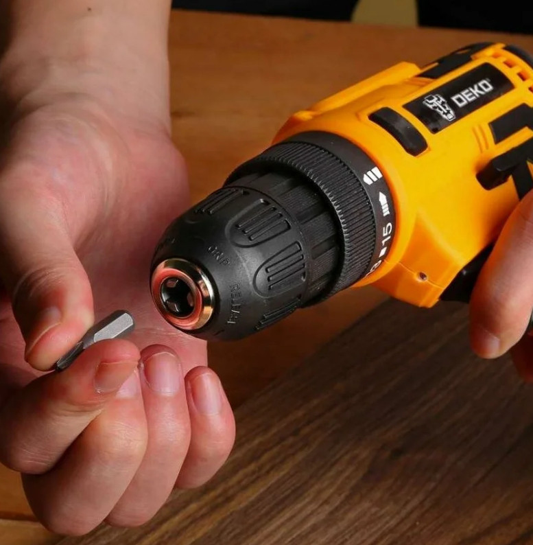 Дрель-шуруповерт Deko Banger SET 93 063-4168 (с 2-мя АКБ, кейс, набор оснастки)