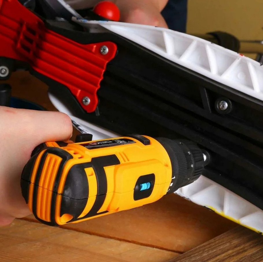 Дрель-шуруповерт Deko Banger SET 93 063-4168 (с 2-мя АКБ, кейс, набор оснастки)