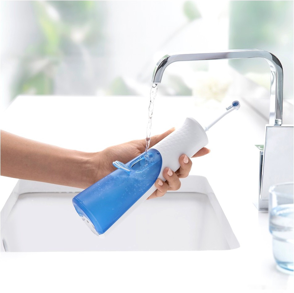 Электрическая зубная щетка Oral-B Aquacare 4 MDH20.016.2 + Vitality Pro Cross Action D100.413.1 Электрическая зубная щетка Oral-B Aquacare 4 MDH20.016.2 + Vitality Pro Cross Action D100.413.1