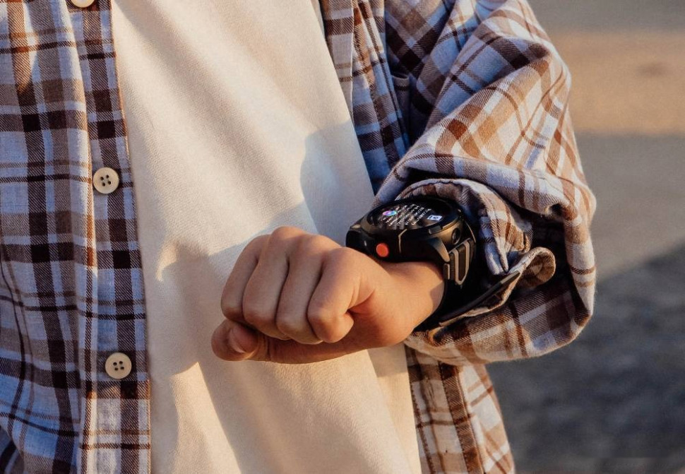 Детские умные часы Elari KidPhone 4G Wink (черный)