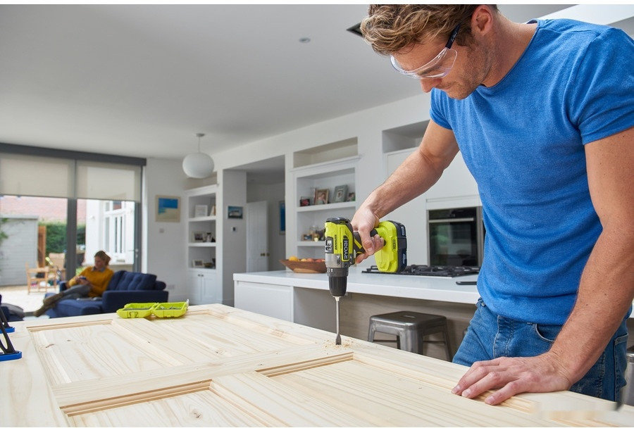 Ударная дрель-шуруповерт Ryobi R18PD5-220S 5133003734 (с 2-мя АКБ, кейс) Ударная дрель-шуруповерт Ryobi R18PD5-220S 5133003734 (с 2-мя АКБ, кейс)