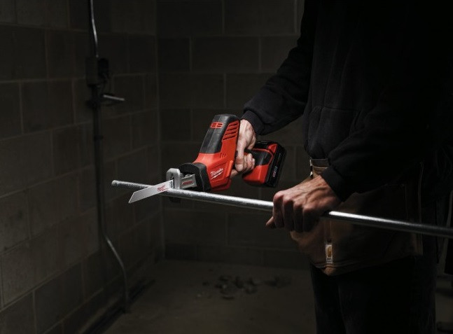 Сабельная пила Milwaukee C18 HZ-402B