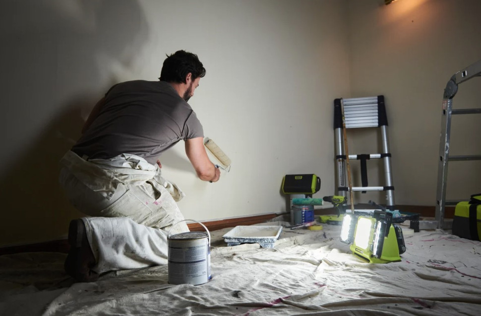 Фонарь Ryobi RLP18-0 (без АКБ) Фонарь Ryobi RLP18-0 (без АКБ)