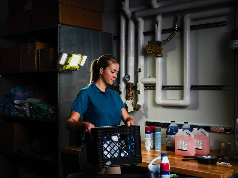 Фонарь Ryobi RLP18-0 (без АКБ) Фонарь Ryobi RLP18-0 (без АКБ)