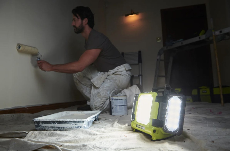 Фонарь Ryobi RLP18-0 (без АКБ) Фонарь Ryobi RLP18-0 (без АКБ)